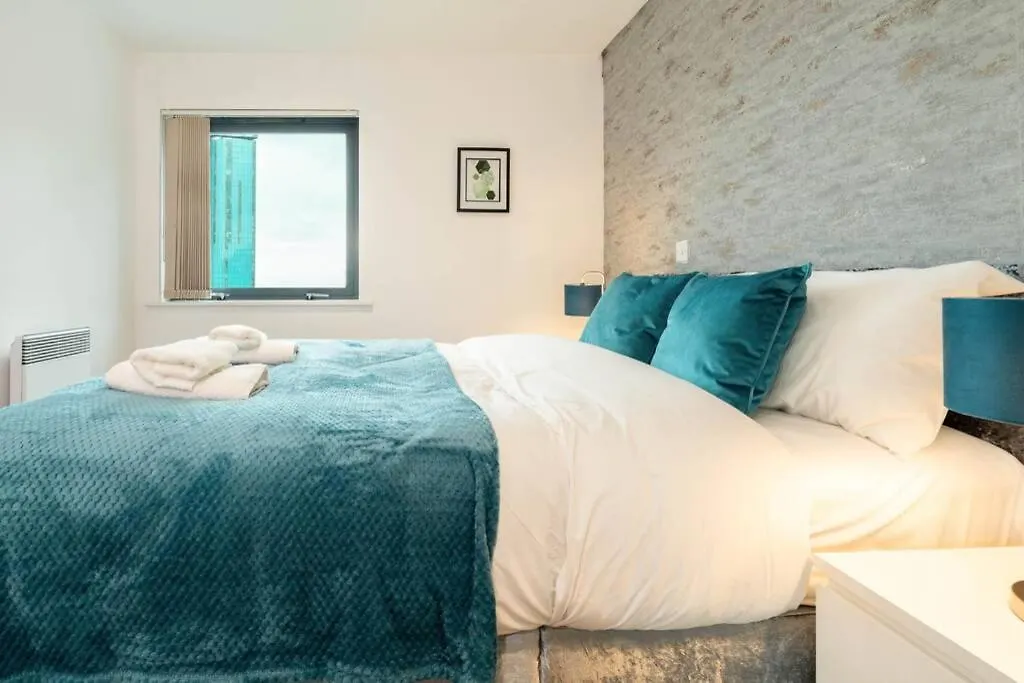 Birmingham City Centre 2Bed - With Balcony & Parking-1