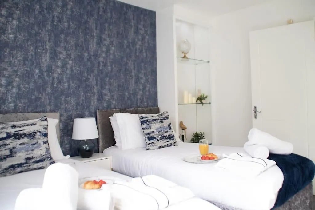 Tranquil Central Birmingham: 2-Bedroom Garden Retreat-1
