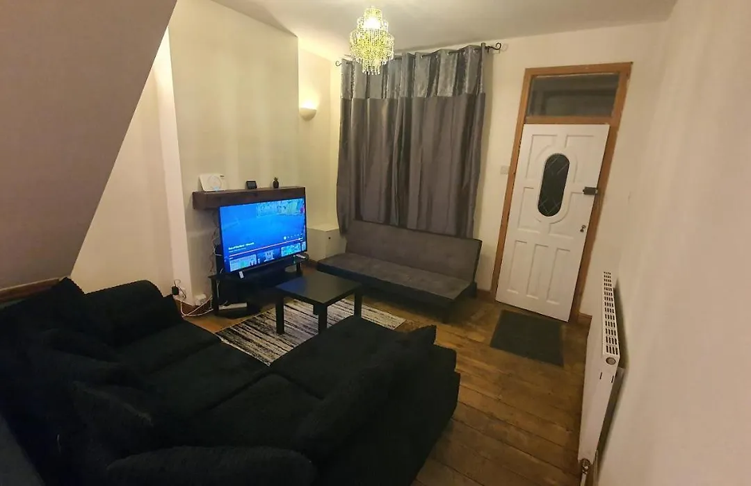Spacious 2 Bedroom Home In Birmingham - The Entire House-1