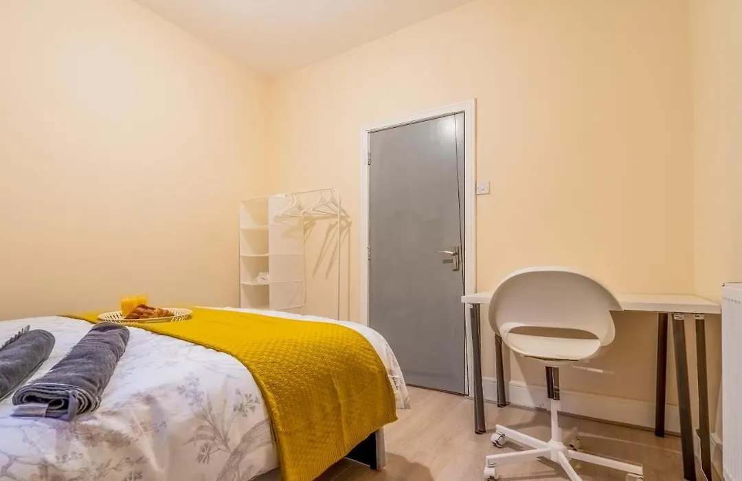 Deluxe 2-Bedroom Flat With Free Parking-1