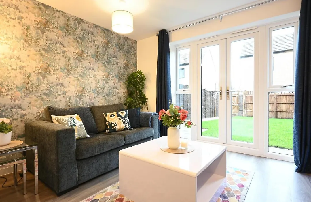 Luxury 4 Bed House With Gated Parking In The Heart Of Birmingham!-1