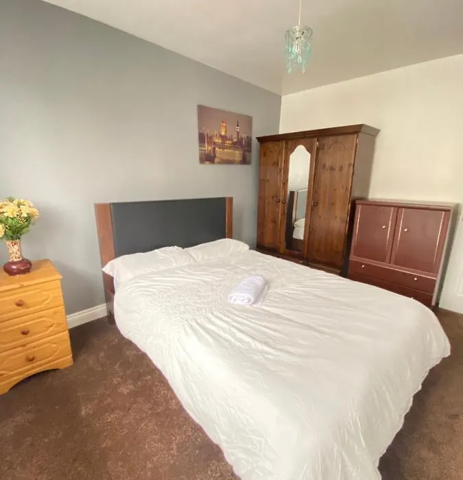 Budget Private Rooms Close To City Centre And Airport-1