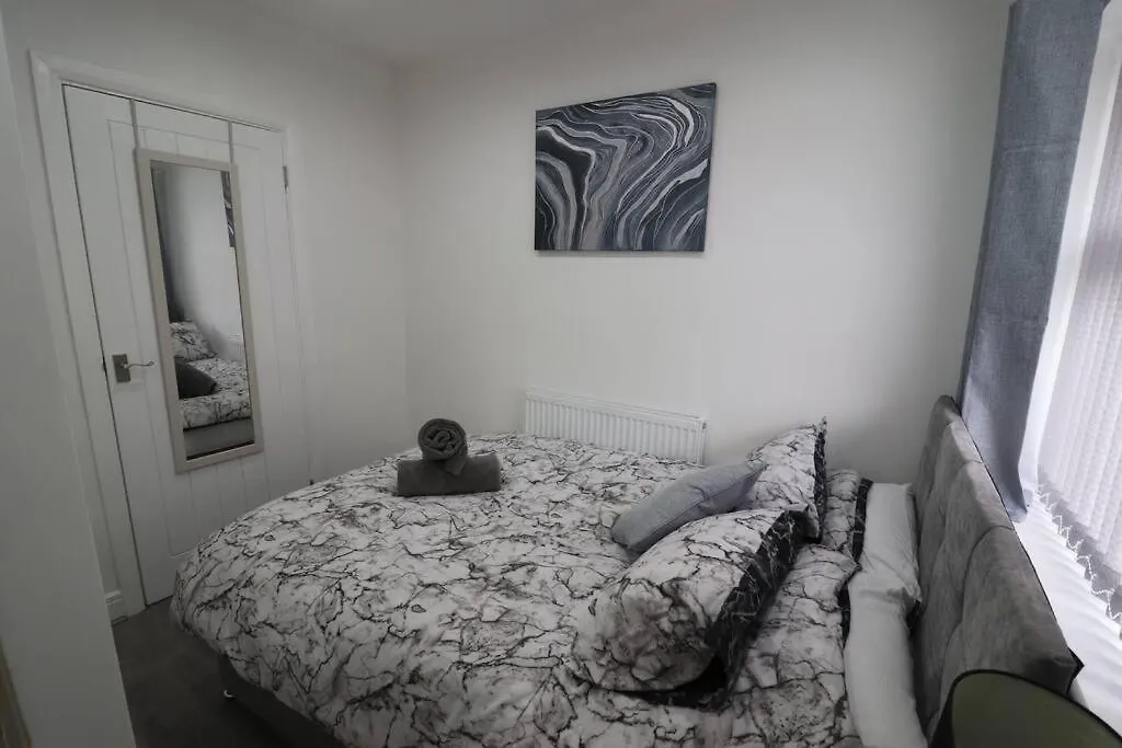 Cosy Two Bedroom First Floor Apartment-1
