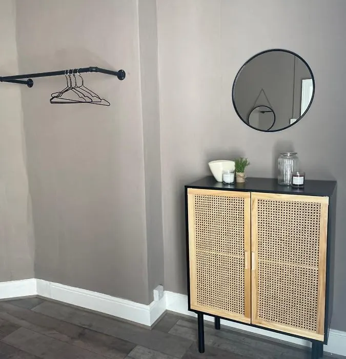 Modern 2 Bed Flat In Moseley-1