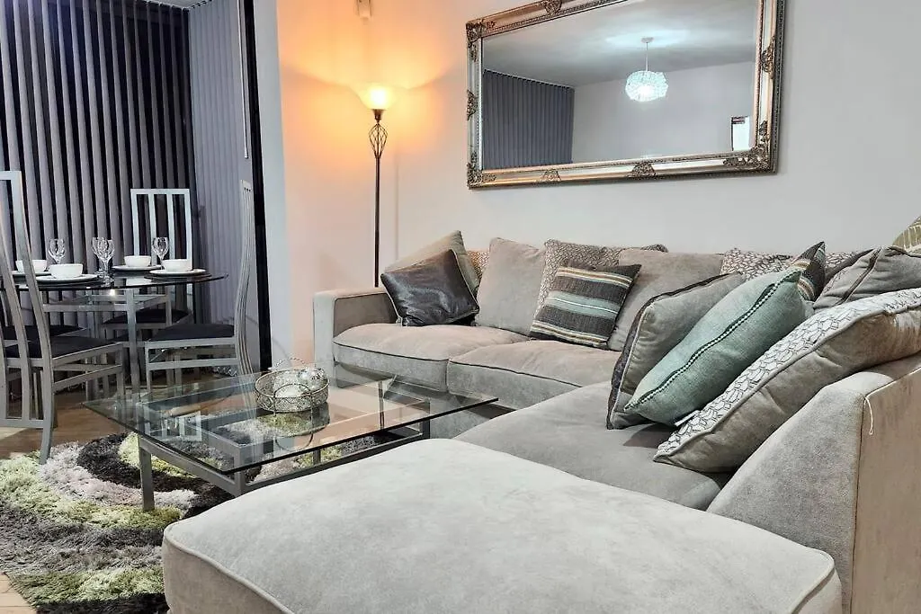Stylish 2 Bed/Bath Apartment-1