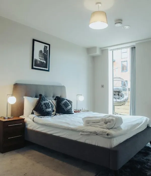 Stunning 2-Bed Apartment In Birmingham City Center-1