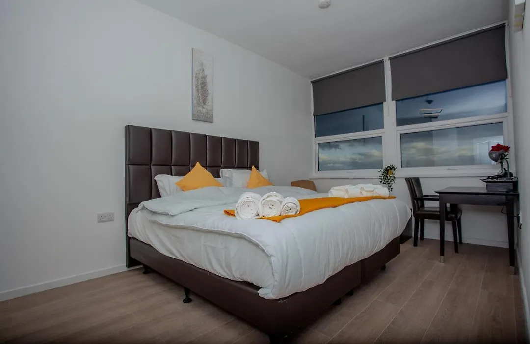 One Bedroom Apartment Serviced Apartment Smethwick Flat 319-1