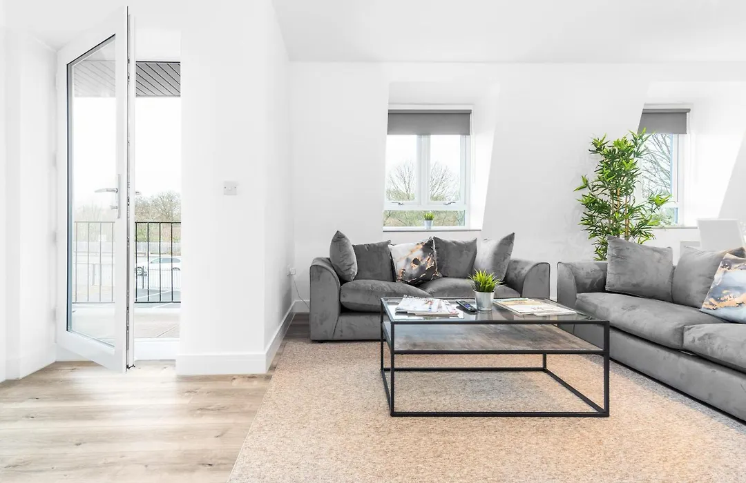 Stylish 2 Bedroom Apartment - Balcony - Secure Parking - Top Rated - 5Mc-1