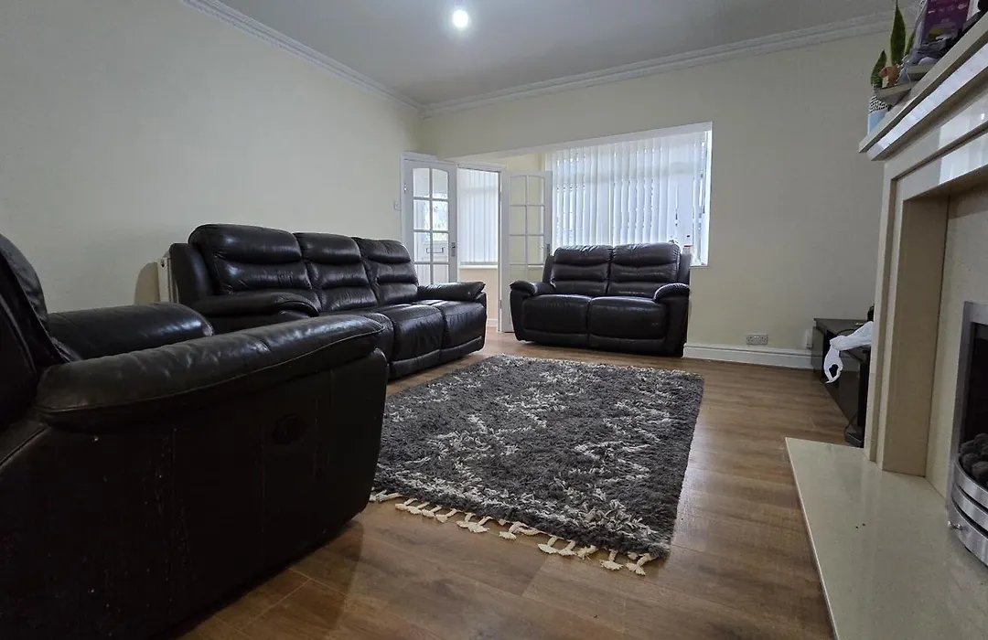 Entire Three Bedroom House In Birmingham-1