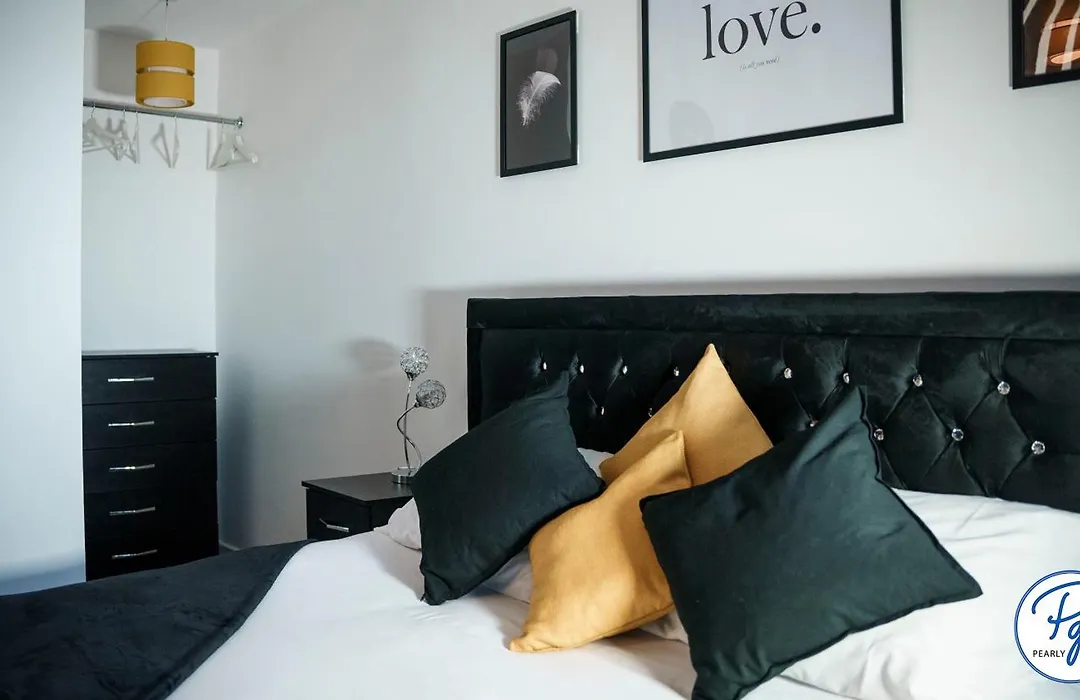 Skyline Penthouse: Luxe Views & Extended Comfort-1