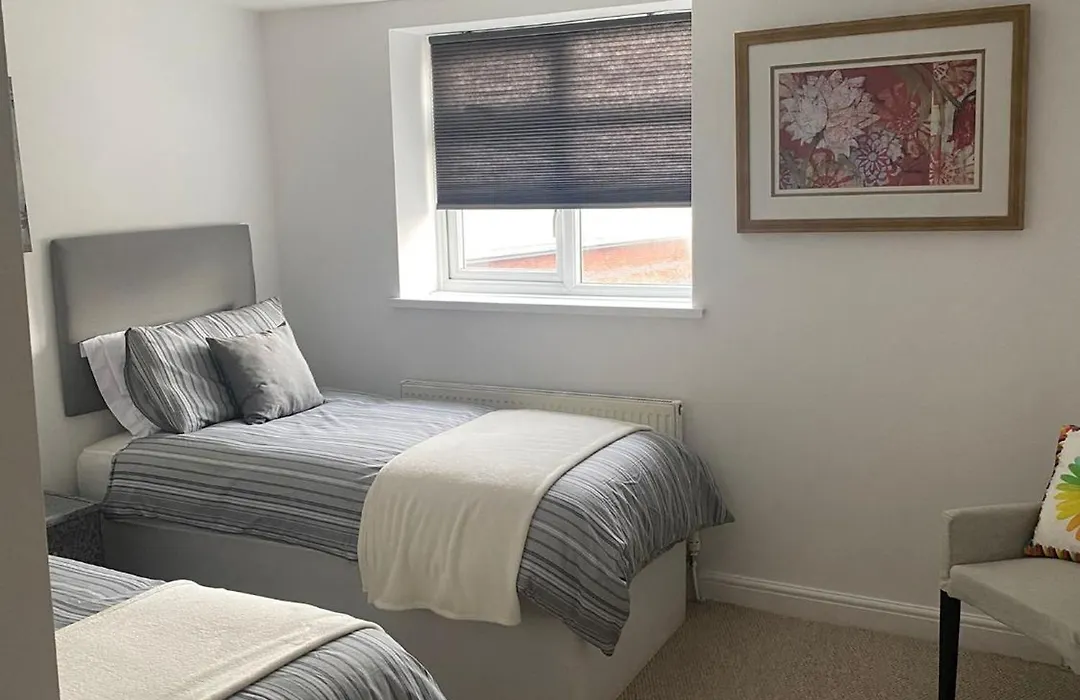 One Bedroom Apartment Aston Birmingham B6 -Parking- Sleeps 4-1