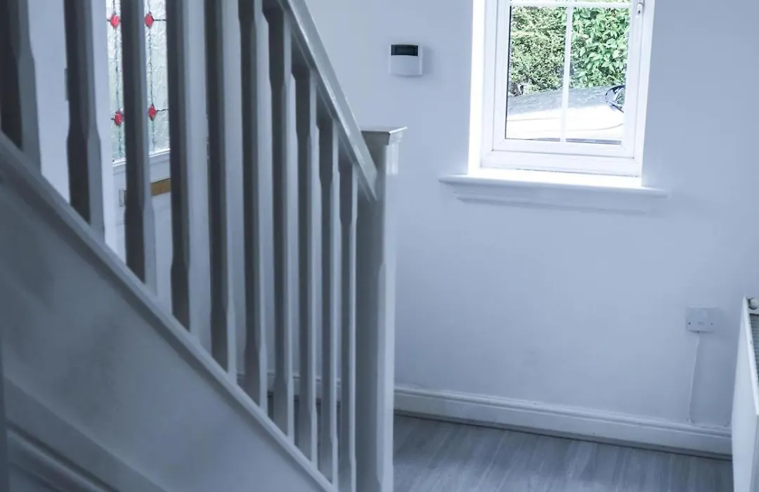 Spacious 6 Bedroom House Near City Centre-1