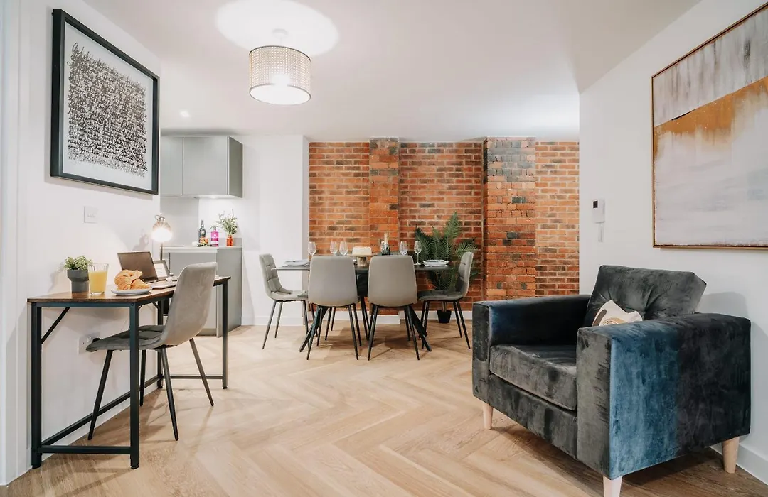 Splendid Industrial Style Pad, City Centre, Fast Wifi, Family, Contractors-1