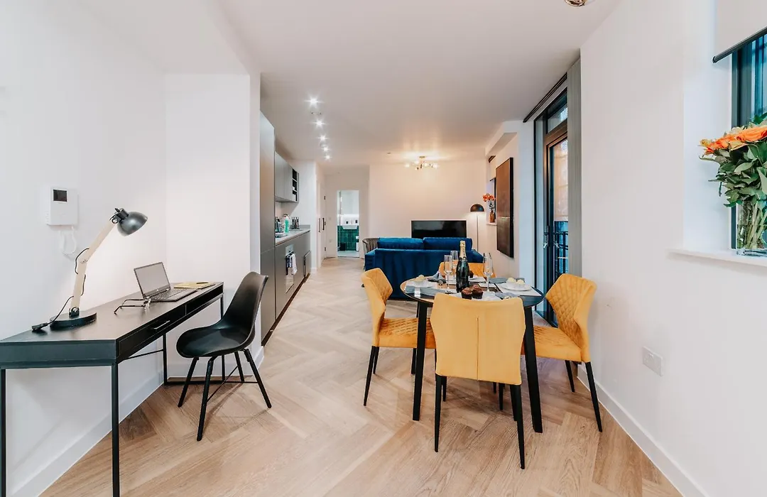 Stunning Industrial Style Gem, City Centre, Balcony Canal View, Fast Wifi, Contractors, Families-1