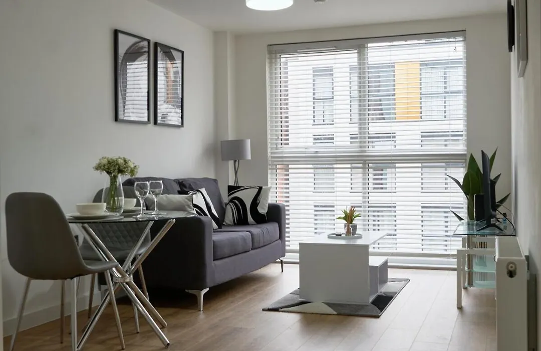 Luxurious Central Apartment - Smart Tv - Fast Wifi - Near Utilitia Arena-1