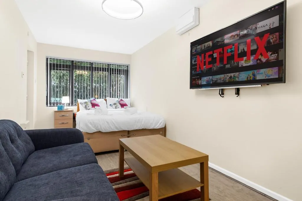 Four Bedroom Houses & Studio Apartments: Corporate and Student Hub-1