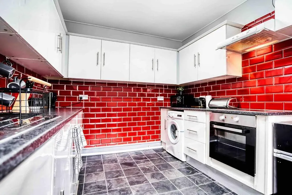 Spacious 3-Bed With Free Parking-1