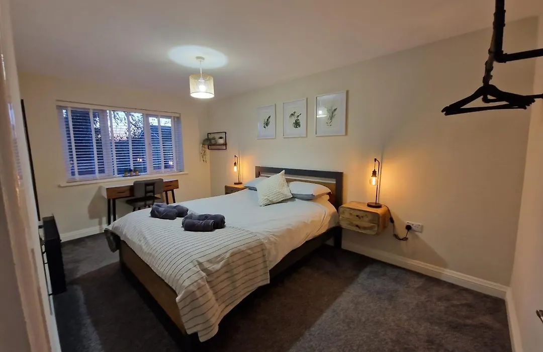 Stylish 2 Bedroom Apartment Sleeps 4 Contractors And Corporates Welcome-1