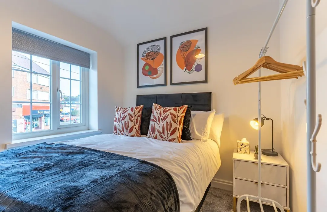 Luxury 4 Bed House Near Birmingham Sleeps 10 Free Parking Fast Wifi-1