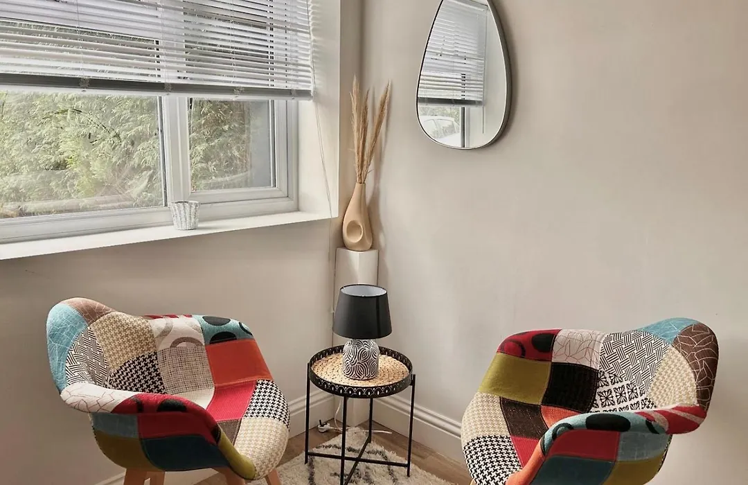 Vibrant Bungalow 2 Bedroom Flat With Secure Private Parking-1
