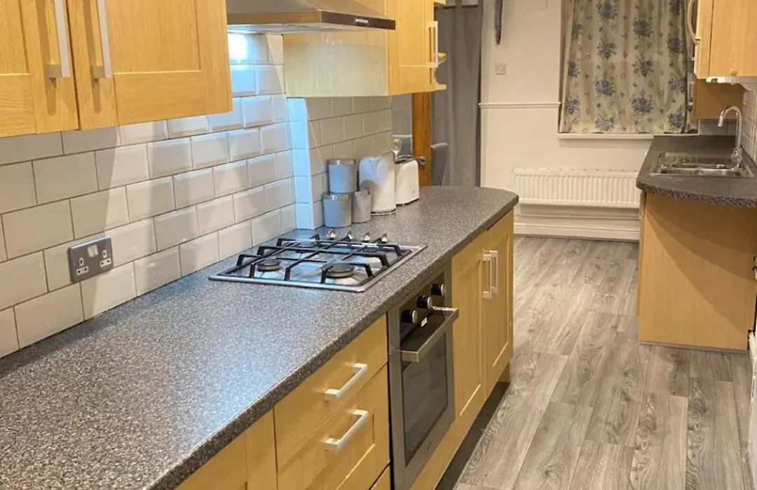 Cosy 3 Bedroom House, Sleeps 7 People In Birmingham-1