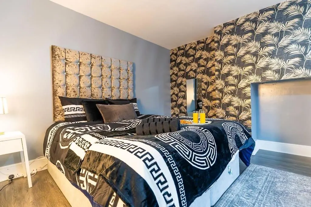 2-Bed Luxury With Free Parking-1
