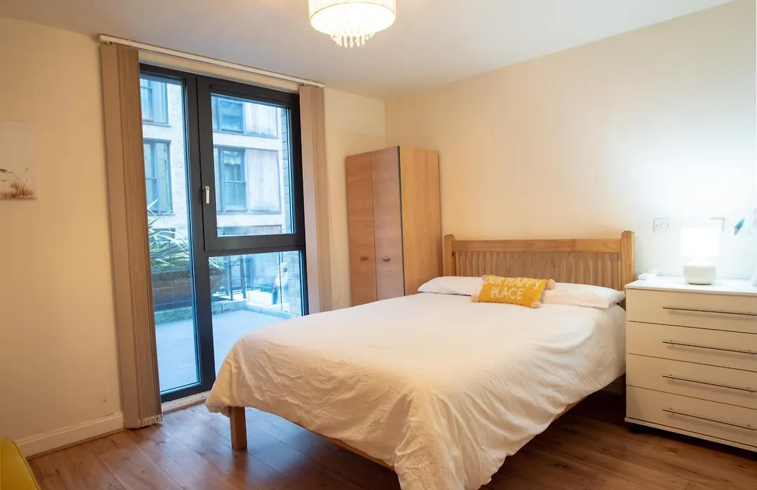 Spacious 1 Bed Apartment With Workspace, Coffee & Free Secure Parking-1