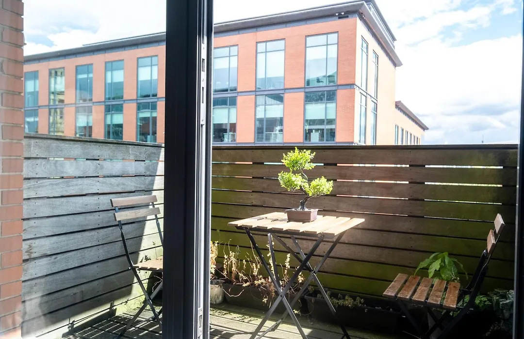 Anime Courtyard In Central And Free Parking With Netflix-1