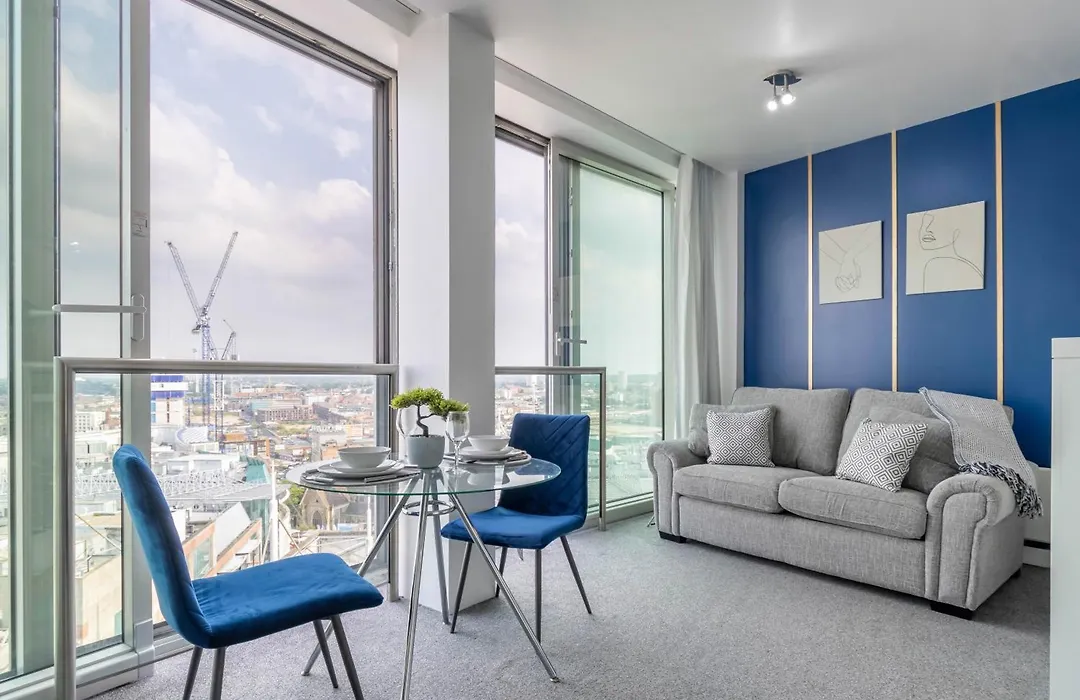 Bullring Modern & Stylish Apartment With City Skyline Views & Free Parking-1