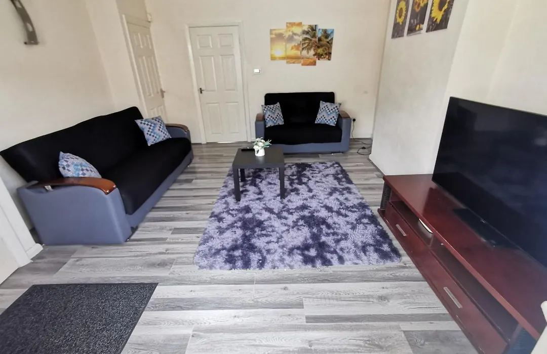 Spacious 3-Bedroom Home In Birmingham With Driveway Parking - The Entire House-1