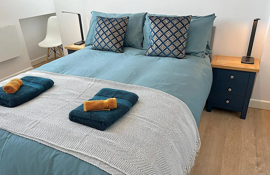 City Centre - Sleeps 4 & Free Parking-1