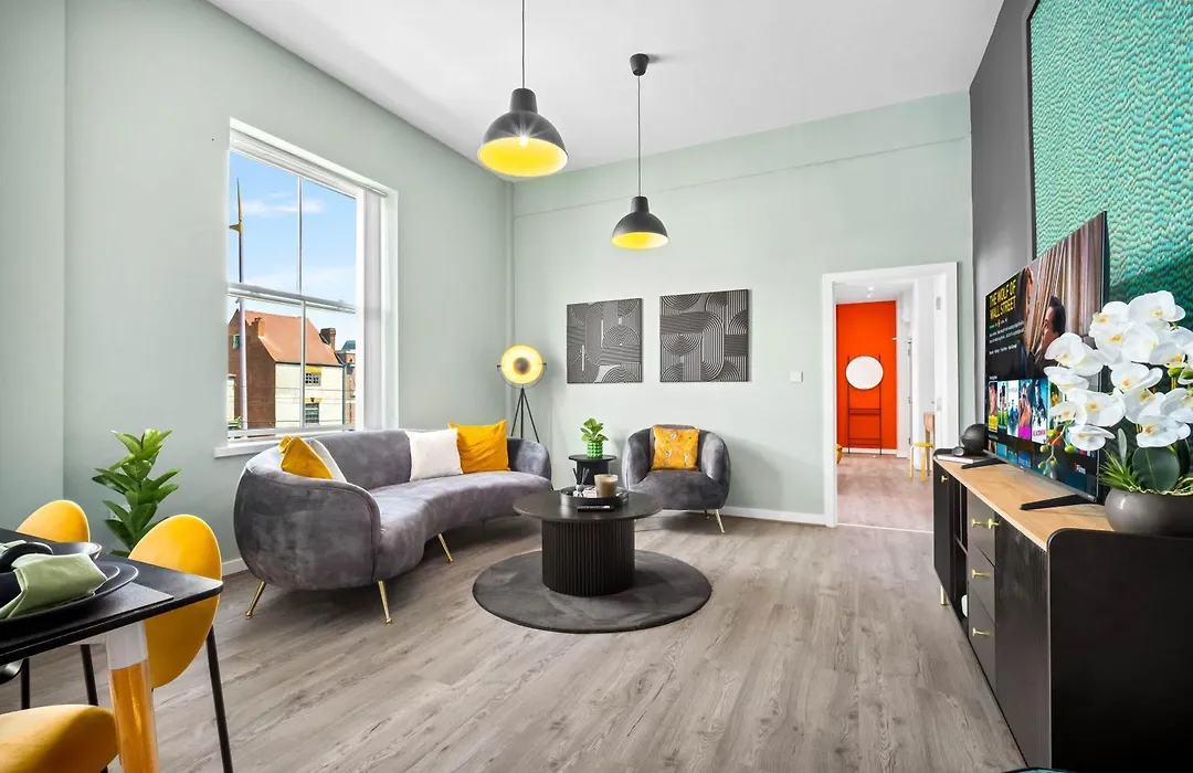 Spacious Stylish Apartment - City Centre - Secure Parking - 1Sh-1