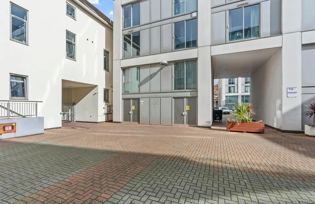 Heart Of City Centre Luxury Apartment With Secure Underground Parking-1