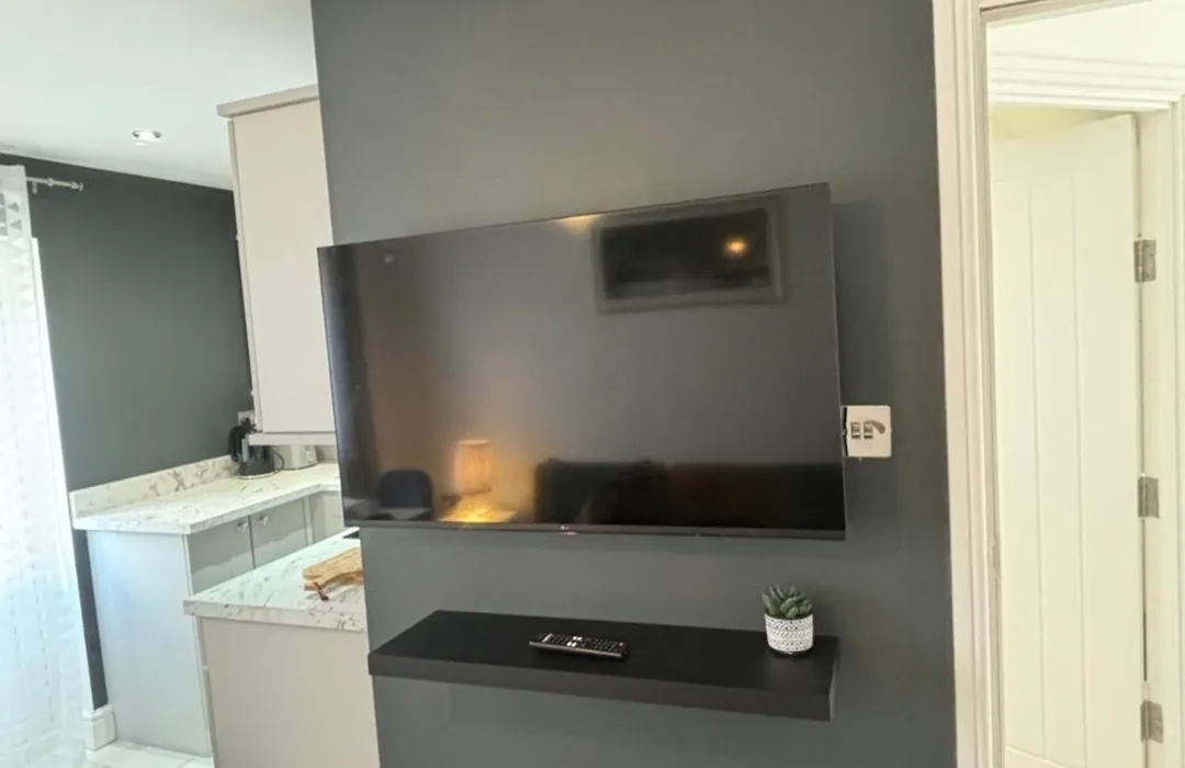 Cosy Modern Flat With Garden-1