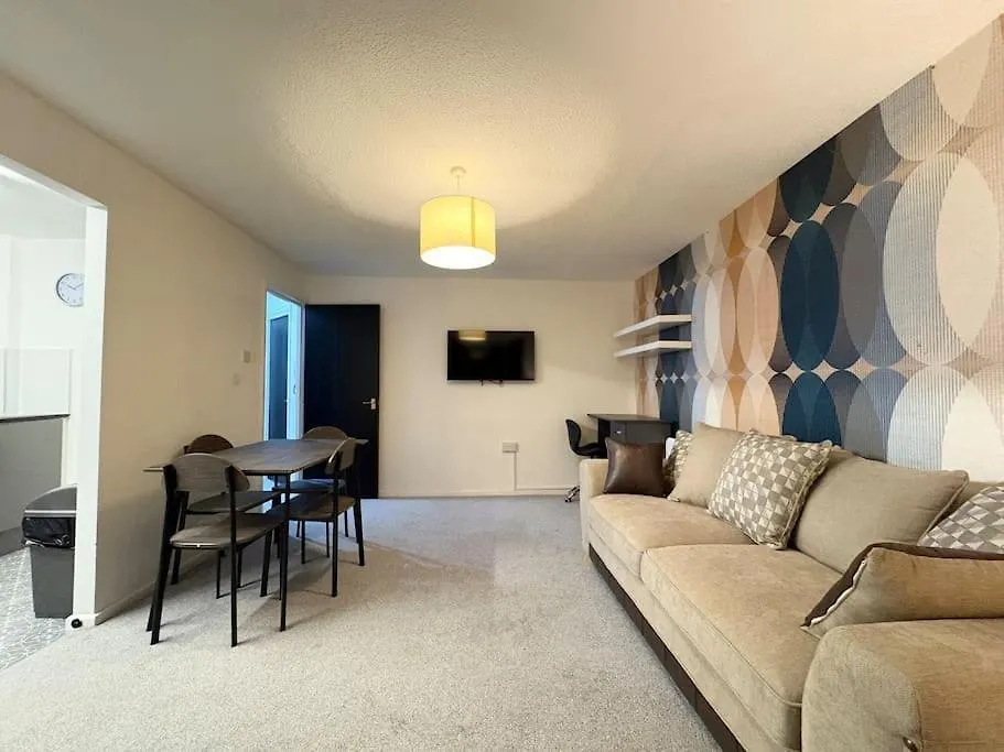 Two Bed Spacious Apartment, Central Location, Free Parking And Wifi-1
