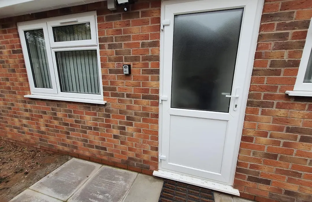 Private Room & En-Suite Bathroom - Long Term Stays & Contractors Welcomed-1