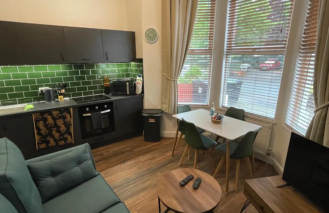 Flat 1, 297 Gillott Road, B16 0Rt-1