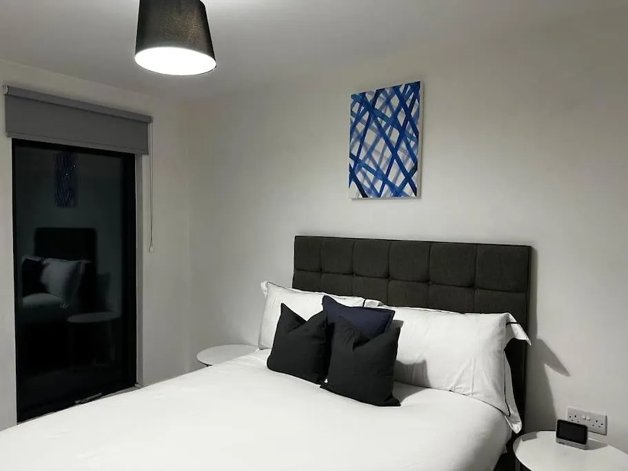 Spacious 2Br Apartment With Balcony - Netflix, Youtube, Amazon Tv, Superfast Wifi - Just 10 Mins To Birmingham Centre, Bullring, Train, Coach Station And Birmingham Fc-1