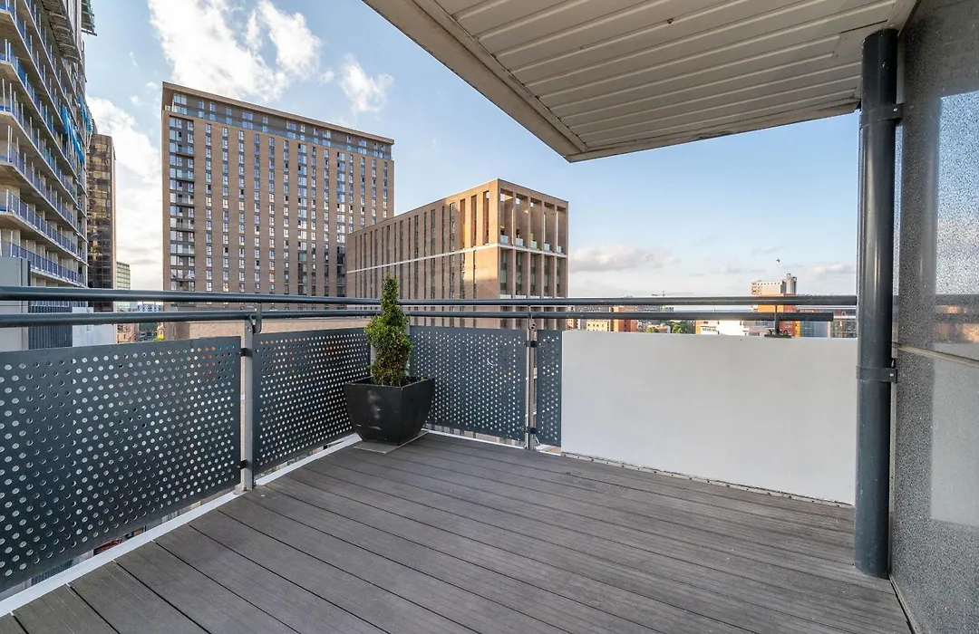 Stylish 2 Bedroom Apartment - City Centre - Large Balcony - Secure Parking 1001M-1