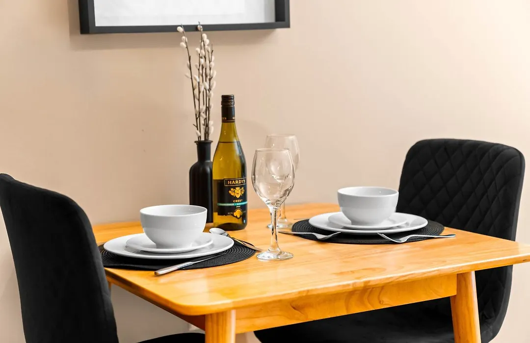 Arcadian Apartment - King Bed - Private Balcony & Secure Parking 14A-1