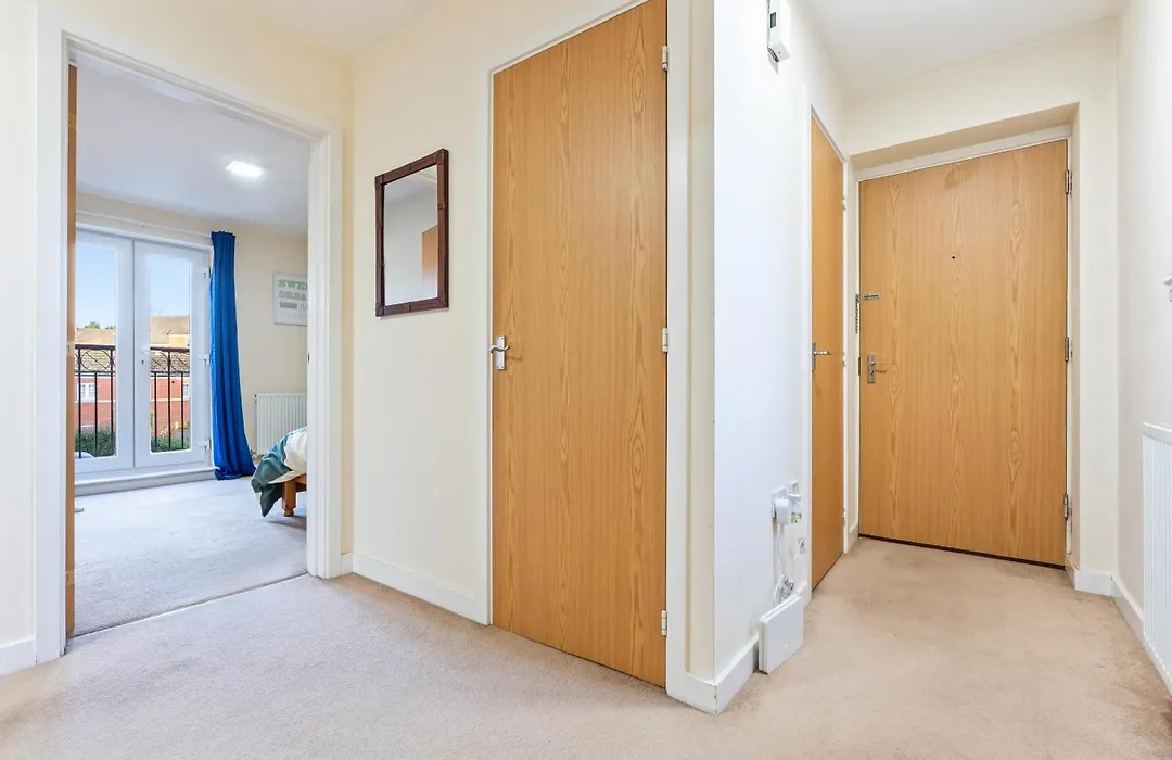 Balmoral Court -Sleeps 6 - Free Parking With Workspace - Balcony & High-Speed Wifi-1