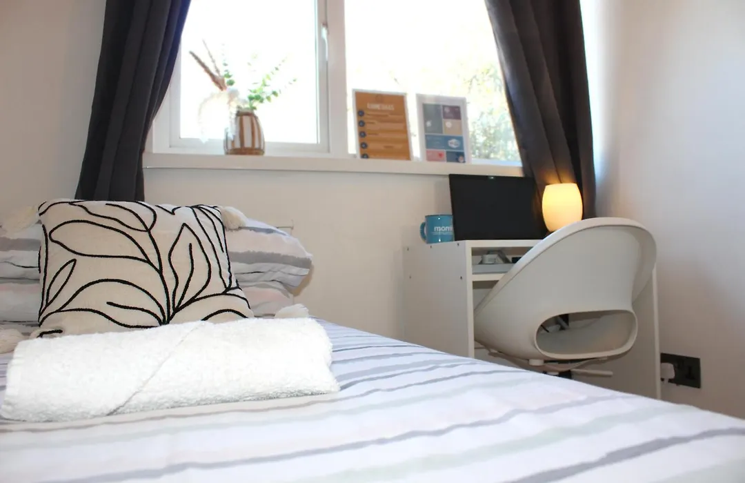 Modern Shared Home For Young Adults 10 Min To City Centre-1