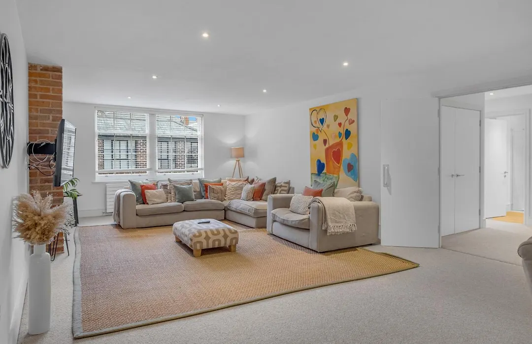 The Jade Suite - The Jewellery Suites, 3 Bed 3 Bath-1