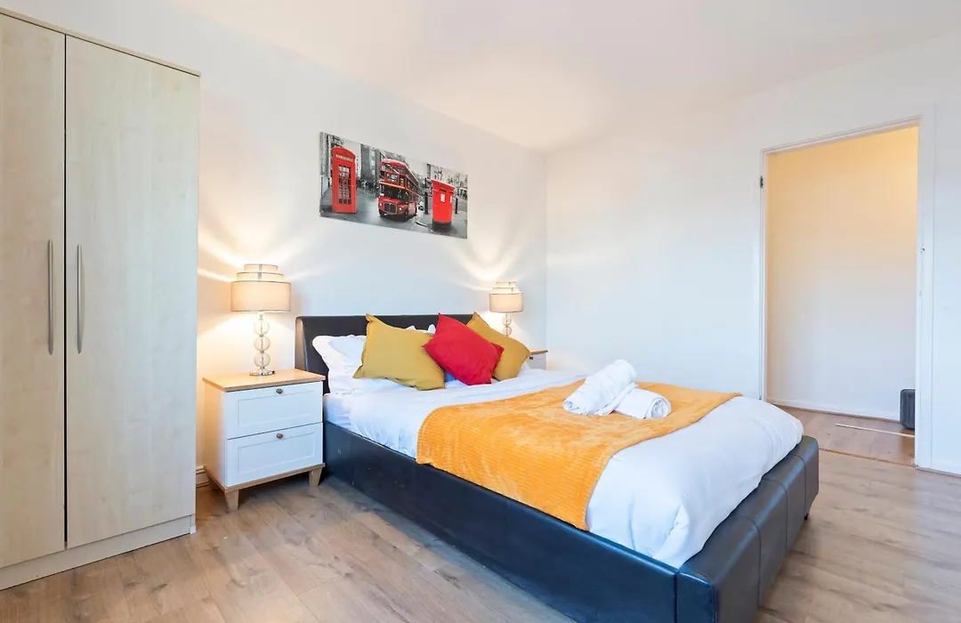 Luxury 2 Bedroom Apartment With Free Parking Opposite Queen Elizabeth Hospital-1