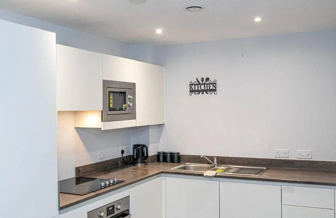 2Br-Sleeps4-Citycentre-Parking-Rooftop-1