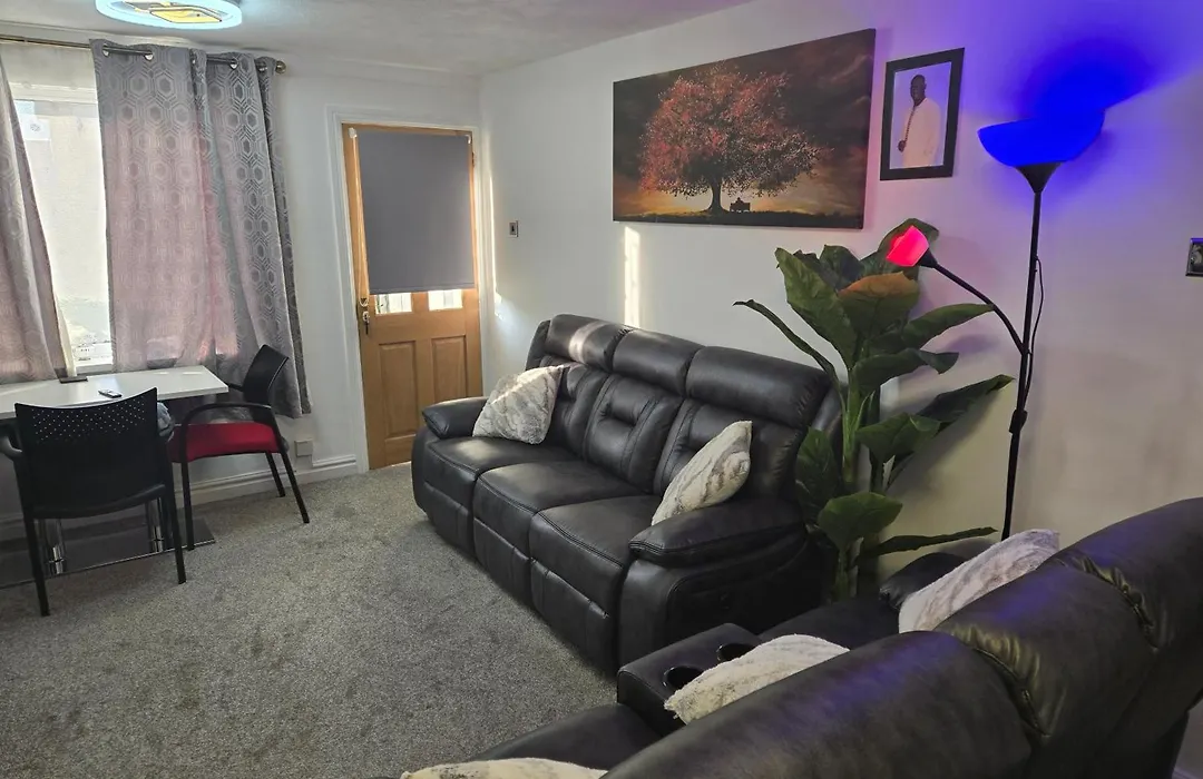 A Cosy Room With A King-Sized Bed & Netflix Tv-1