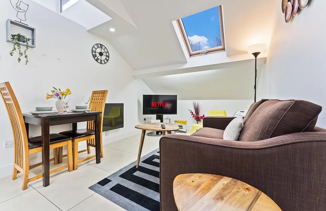 Exquisite 2-Bedroom Penthouse-Sleeps 7-Free Parking With Workspace & High-Speed Wifi-1