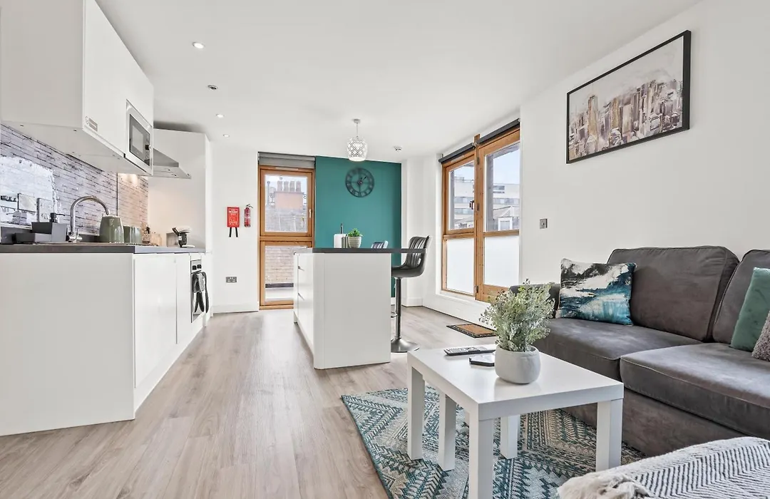 2 Bedroom Birmingham Central Apartment With Balcony-1