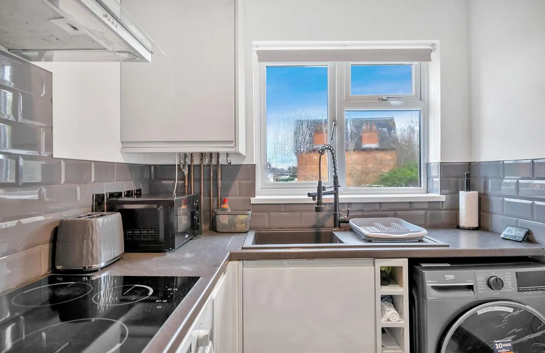 Cozy 2Br Apartment - Free Parking - Equipped Kitchen-1