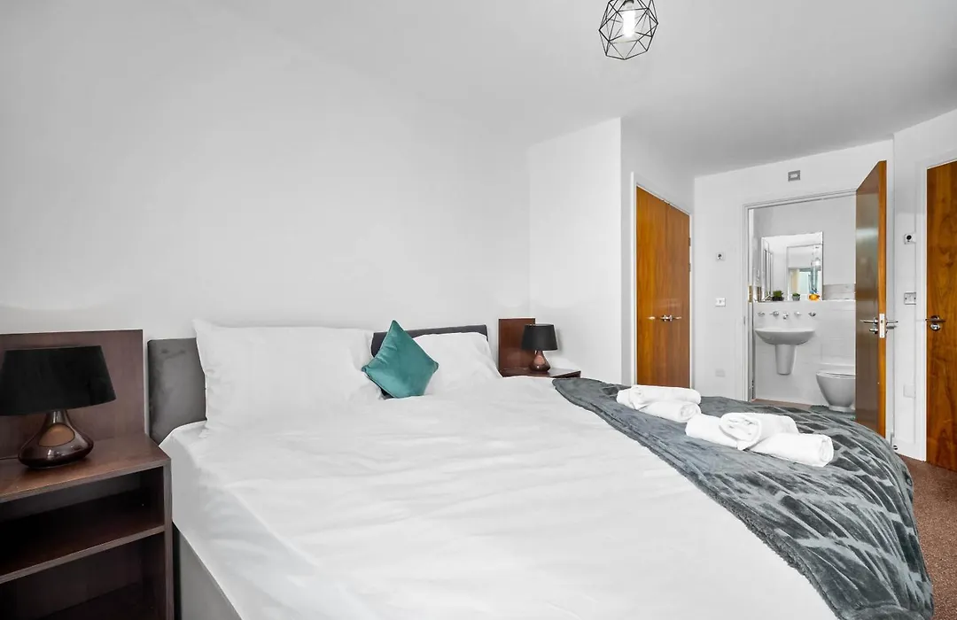 Spacious 2 Bed Apartment And Free Parking-1